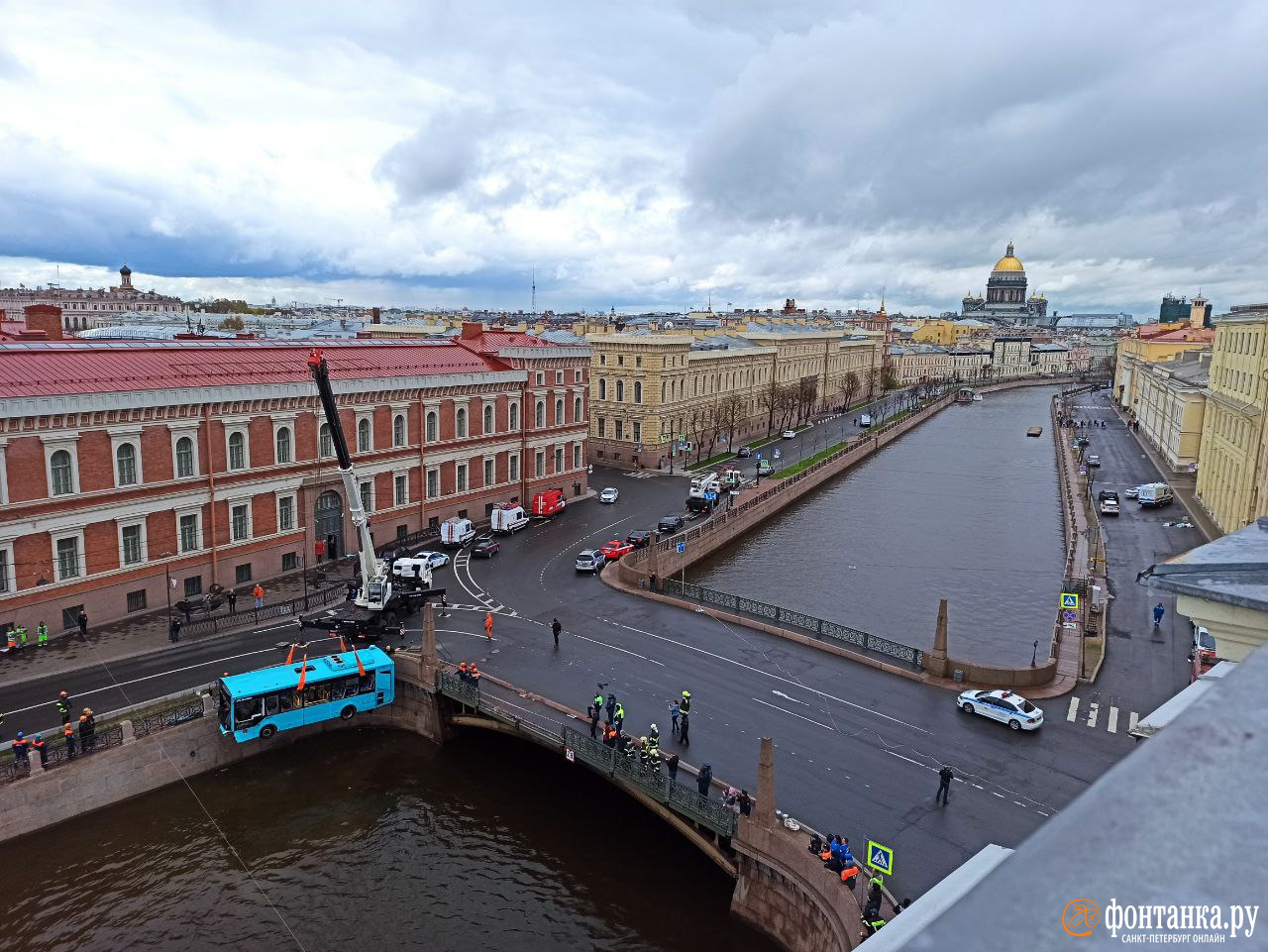 Упавший в Мойку пассажирский автобус достали из воды - 10 мая 2024 -  ФОНТАНКА.ру