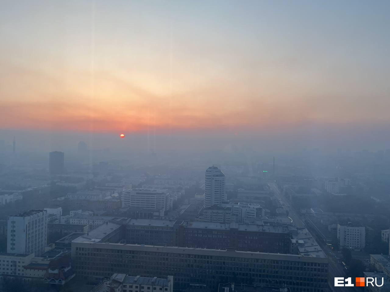 Дым от пожаров добрался до Екатеринбурга: фото города, утопающего в едком смоге