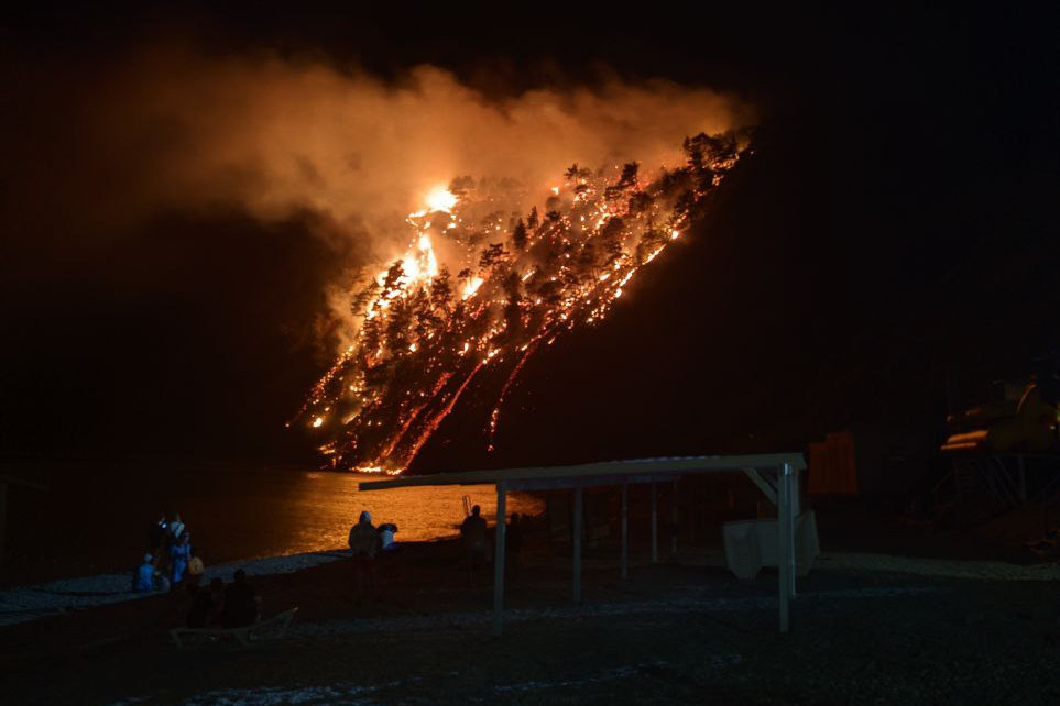 Выглядит как извержение вулкана. На Кубани загорелись тысячи квадратов леса, туристов срочно эвакуируют: видео