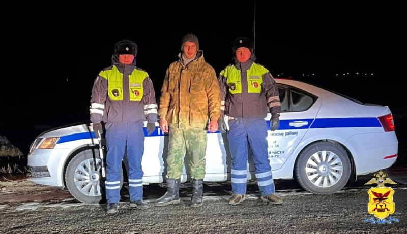 Полицейские помогли водителю, застрявшему на трассе в Забайкалье в мороз