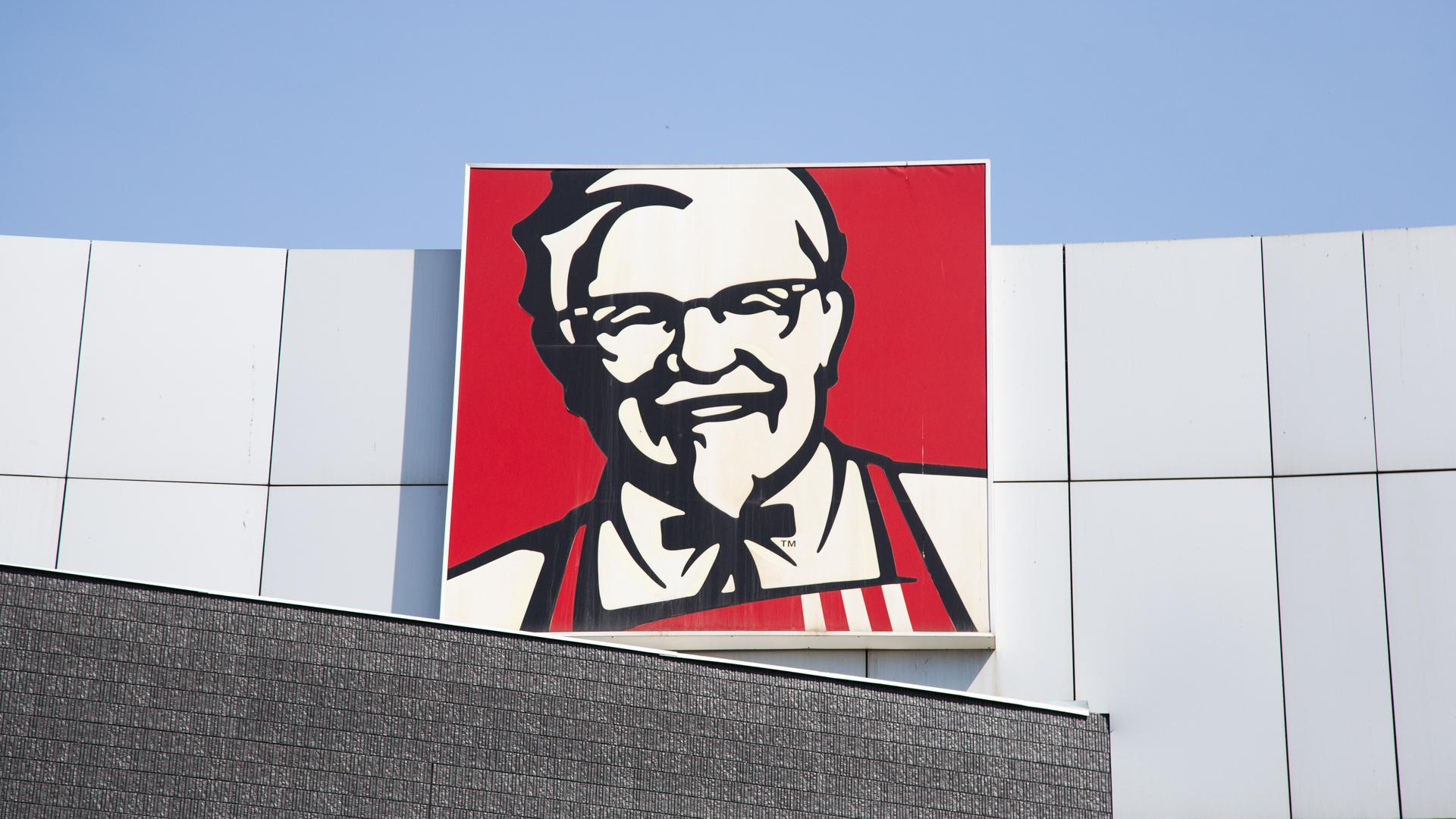 Крылышки улетели: ряд популярных товаров пропал в сети KFC в городах Кузбасса