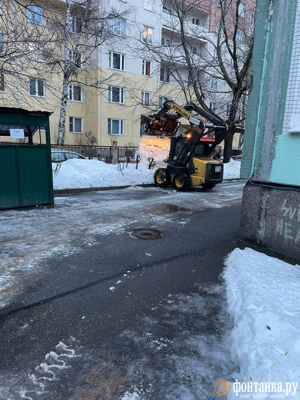Трактор на Ленинском чистил дорогу во дворе и сбрасывал грязный снег за забор детского сада