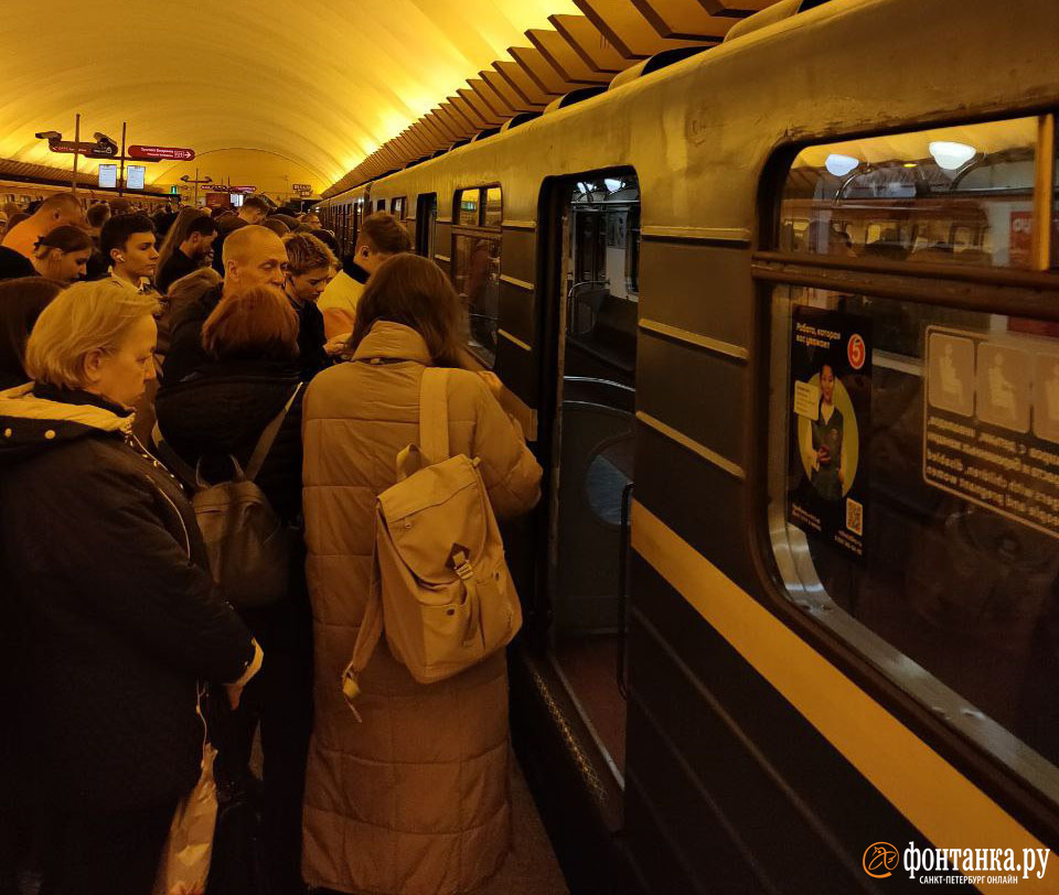Поезд метро сломался на станции «Политехническая»
