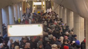 «Тоже тесно»: в Новосибирском метрополитене собралась толпа — видео