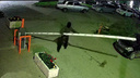 Новосибирец в балаклаве открутил шлагбаум во дворе девятиэтажки и утащил его: видео