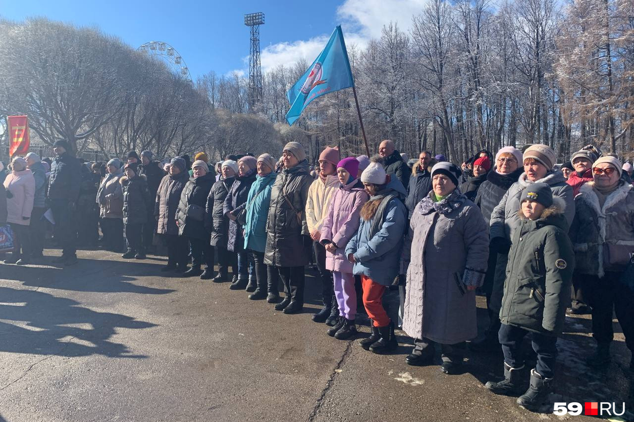 В основном на концерт пришли пенсионеры, кто-то взял с собой детей В основном на концерт пришли пенсионеры, кто-то взял с собой детей