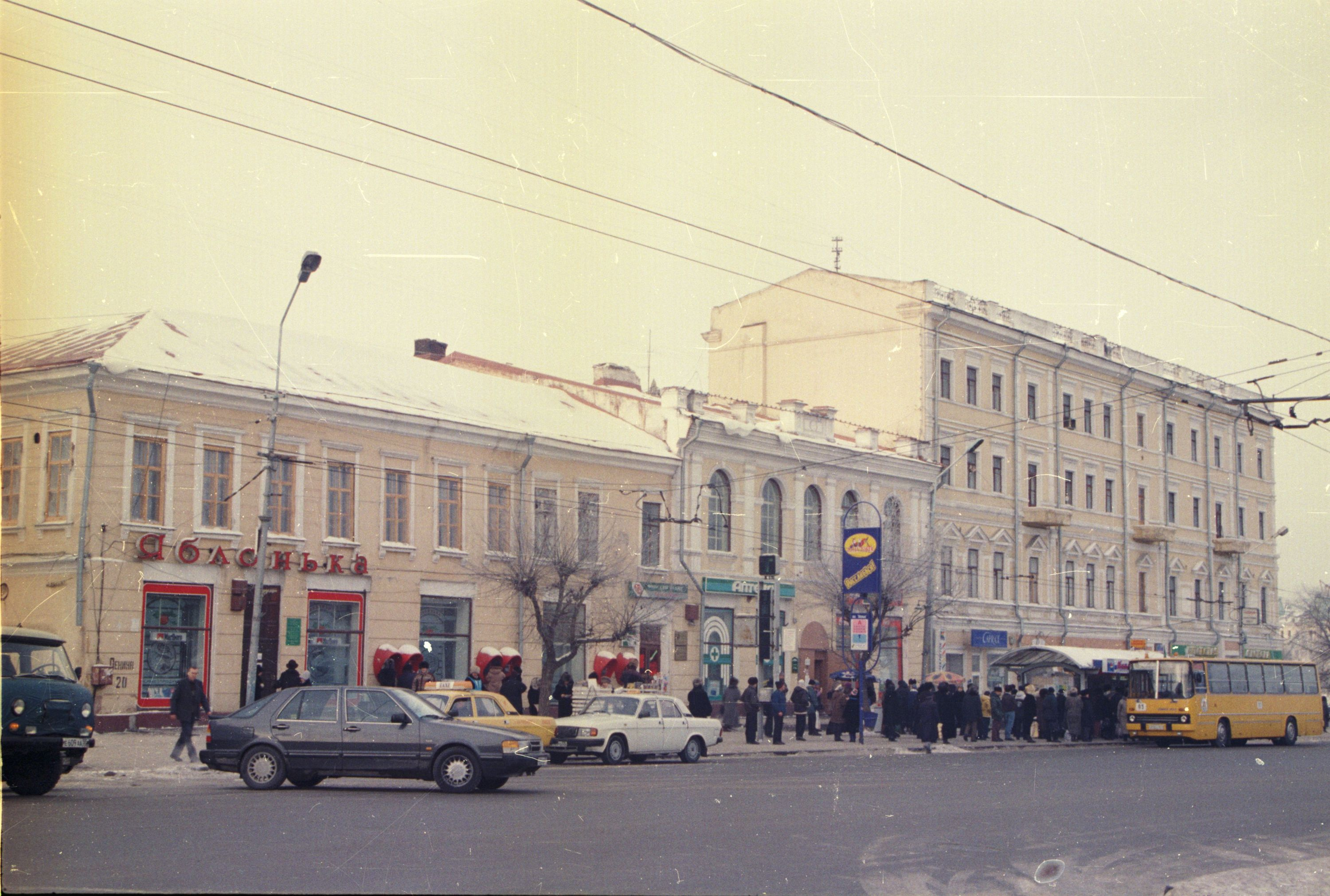 Как с 90-х изменились «дом с драконами» и частный сектор: смотрим архивные фото из центра Омска (и ностальгируем)