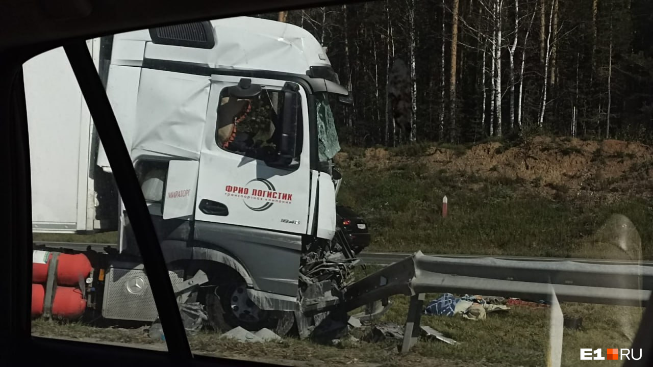На трассе под Екатеринбургом после столкновения грузовиков погиб один из водителей