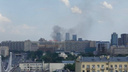 Горит напротив школы. В центре Москвы крупный пожар: фото и видео