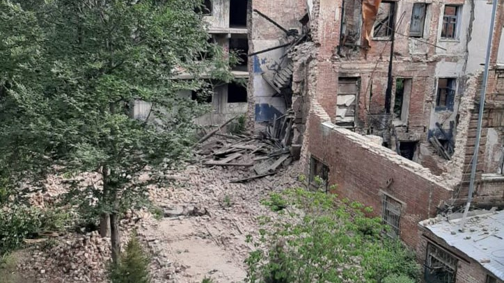 Власти Ростова ввели режим ЧС на территории аварийного дома на Суворова, где рухнула стена
