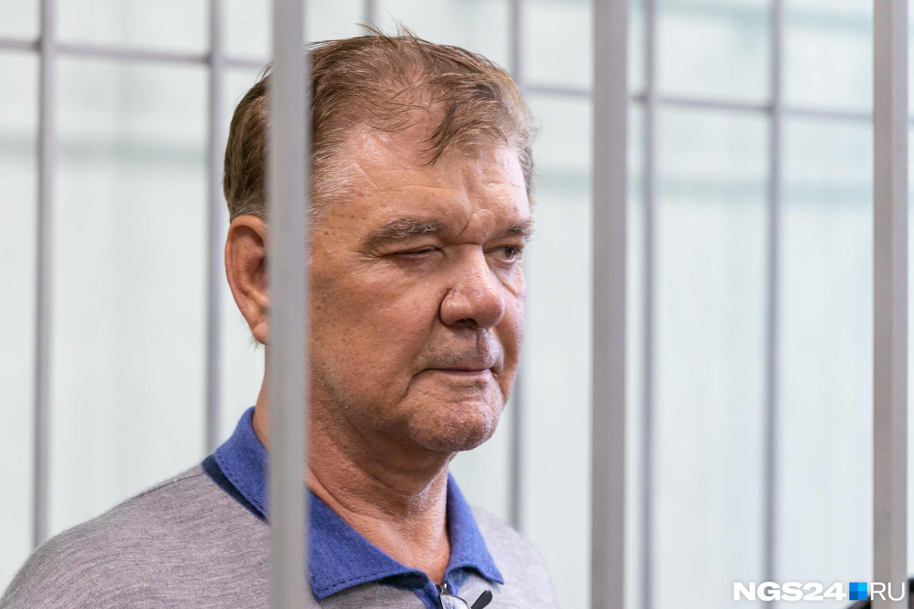 Владимир Егоров подмигнул кому-то в зале суда. Судя по направлению взгляда — своим родным