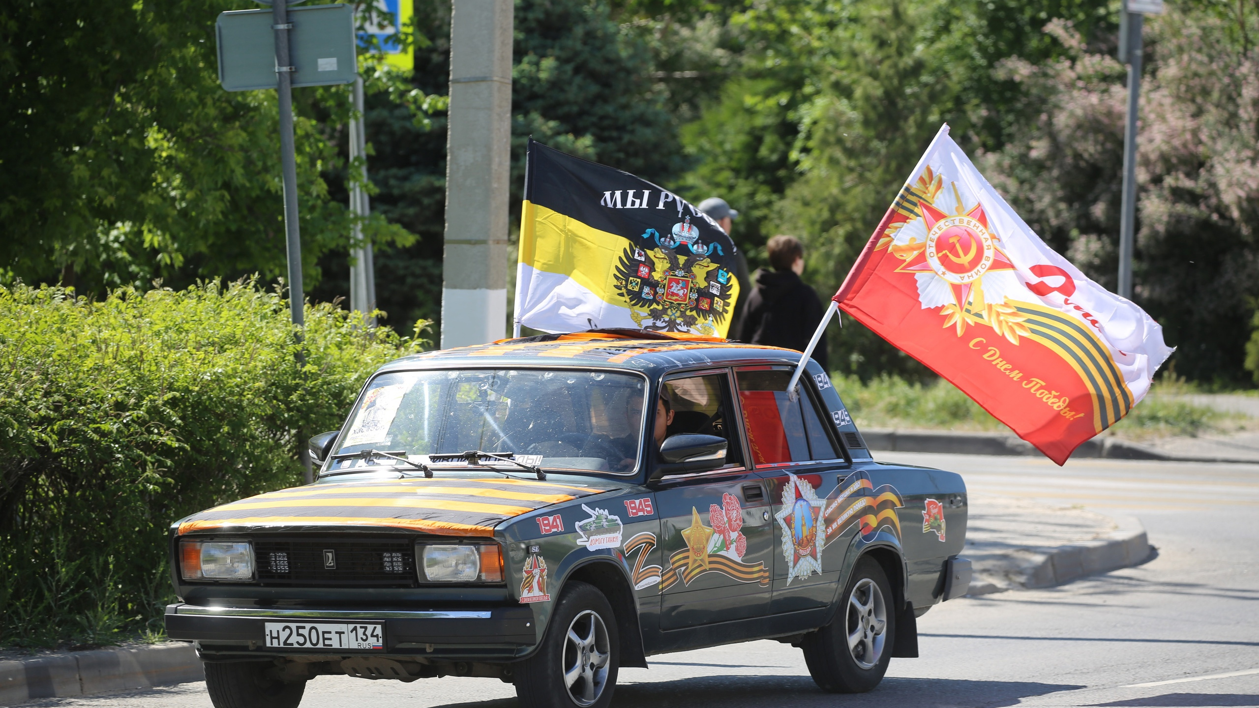 «Попытка возвращения к истокам?»: волгоградцы вышли на День Победы с флагами Российской империи