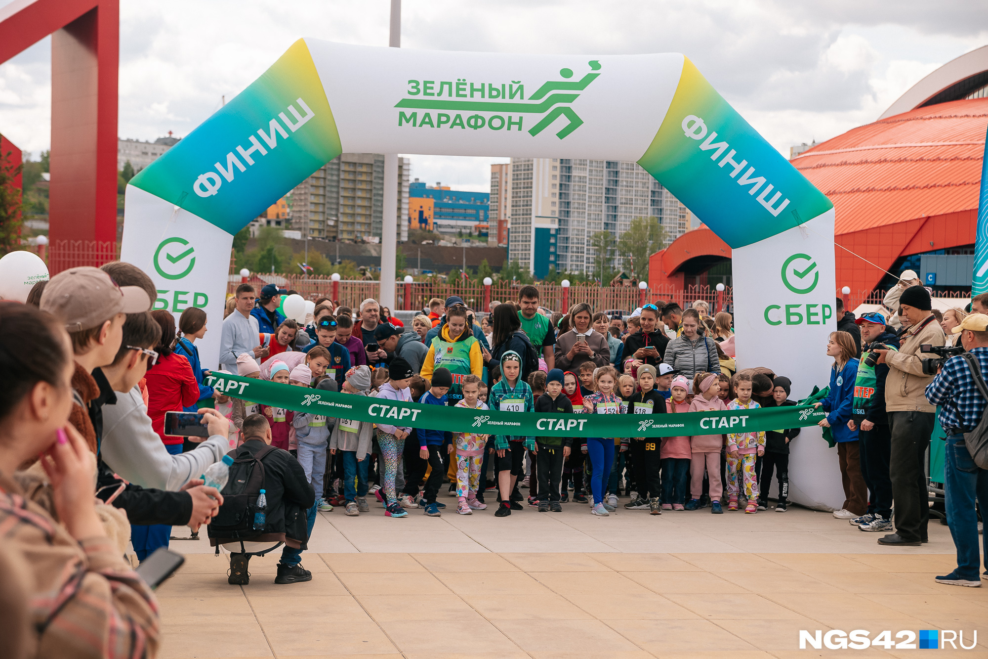 Пробежать и обняться с Чебурашкой: как прошел «Зеленый марафон» в Кемерове