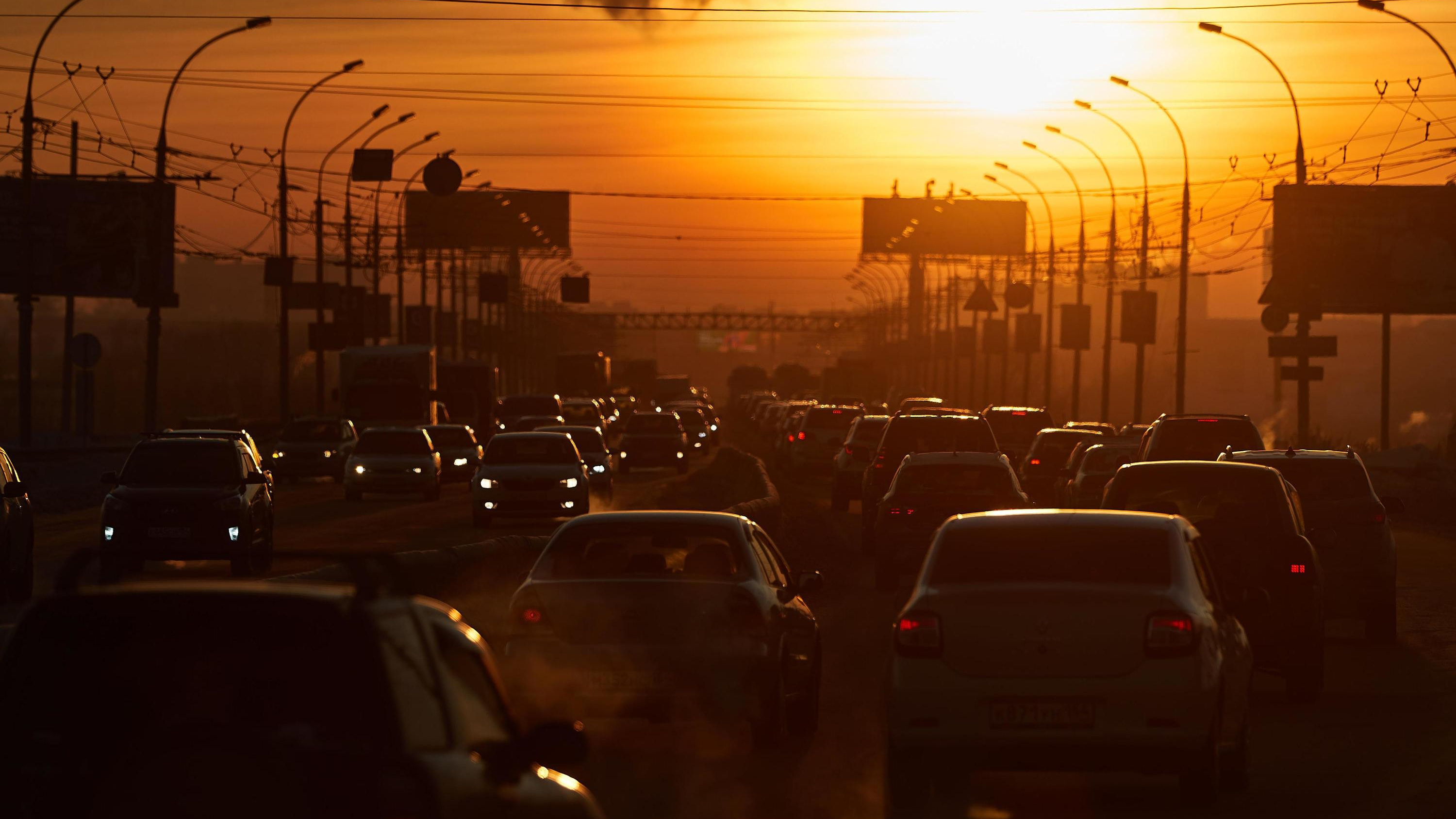 Огромная автомобильная пробка сковала Владивосток