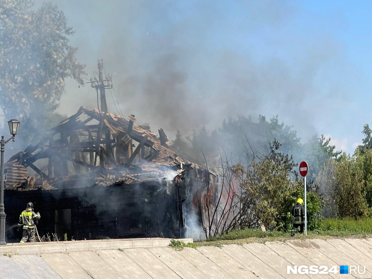 «Крыша падает, всё рушится»: в Красноярске сгорел деревянный дом в районе Центрального рынка