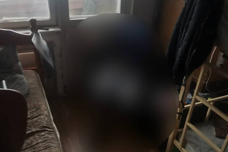 цветок из квартиры умершего. цветы на церемонию прощания. украл цветы. цветок из квартиры умершего. мертвые цветы.