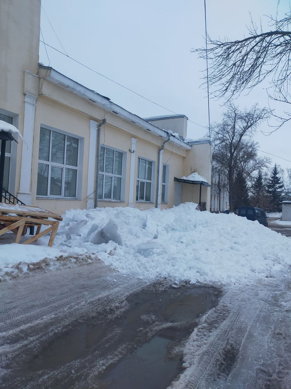 Пролетела в 10 сантиметрах: в Ярославле снежная глыба чуть не рухнула на  коляску с ребенком. Видео | 02.03.2024 | Ярославль - БезФормата