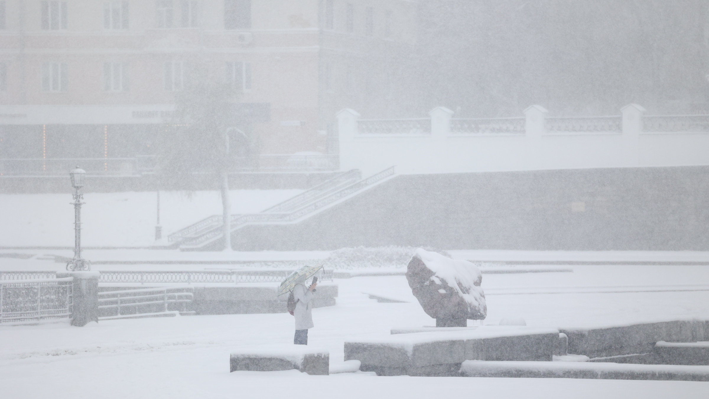 Екатеринбург утонул в адском снегопаде. Когда непогода закончится?