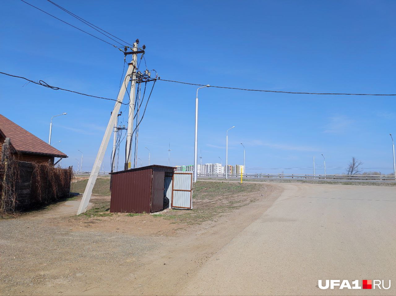 Дорога, ведущая к поселку Дорога, ведущая к поселку