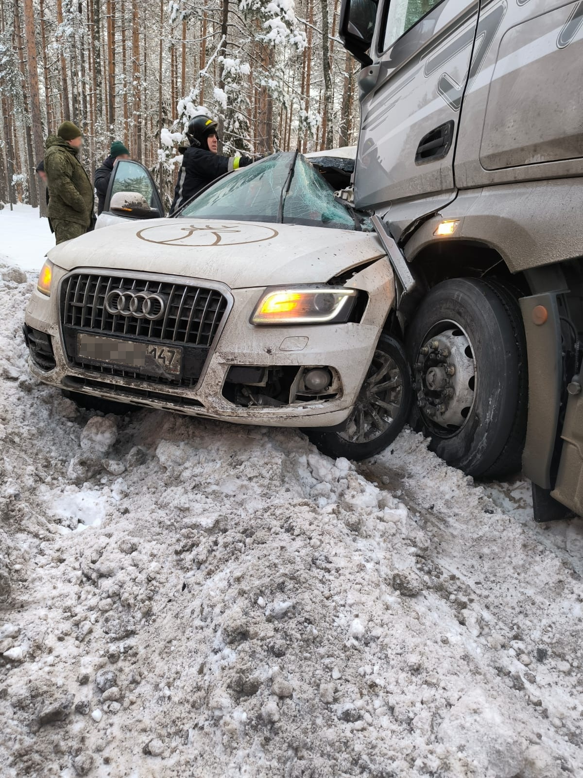 Грузовик снес Audi Q5 на перекрестке Рощинского шоссе, впечатавшись в водительскую дверь