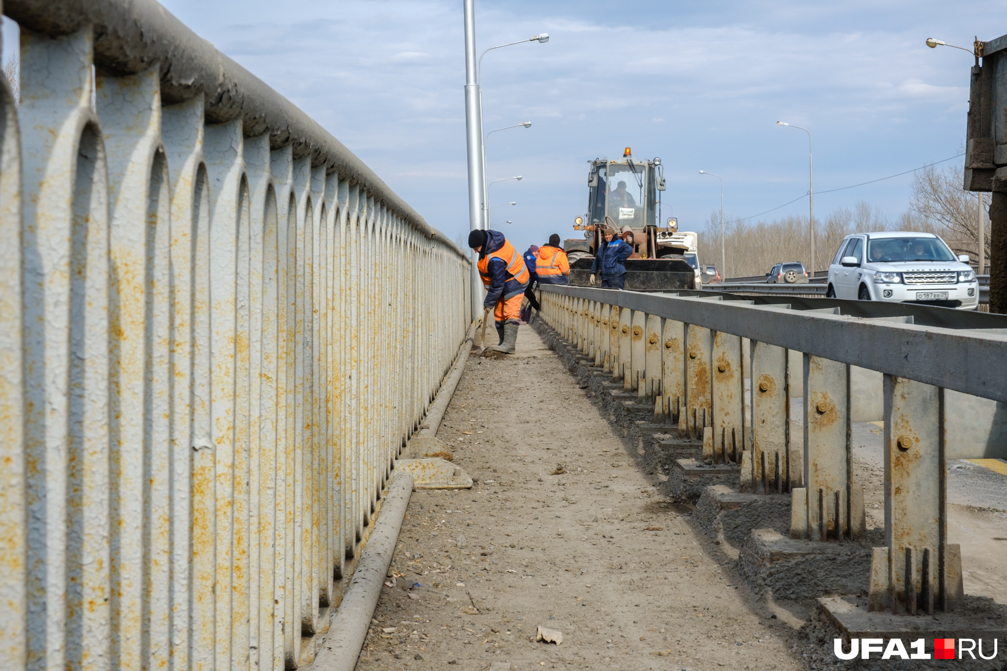 Ограждения моста все заржавели