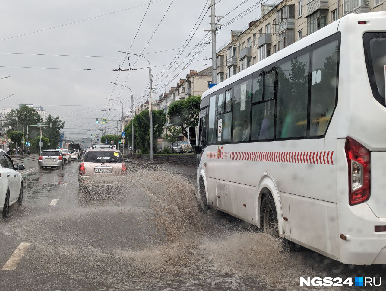 Красноярск заливает, дороги превратились в реки. Когда закончится дождь?