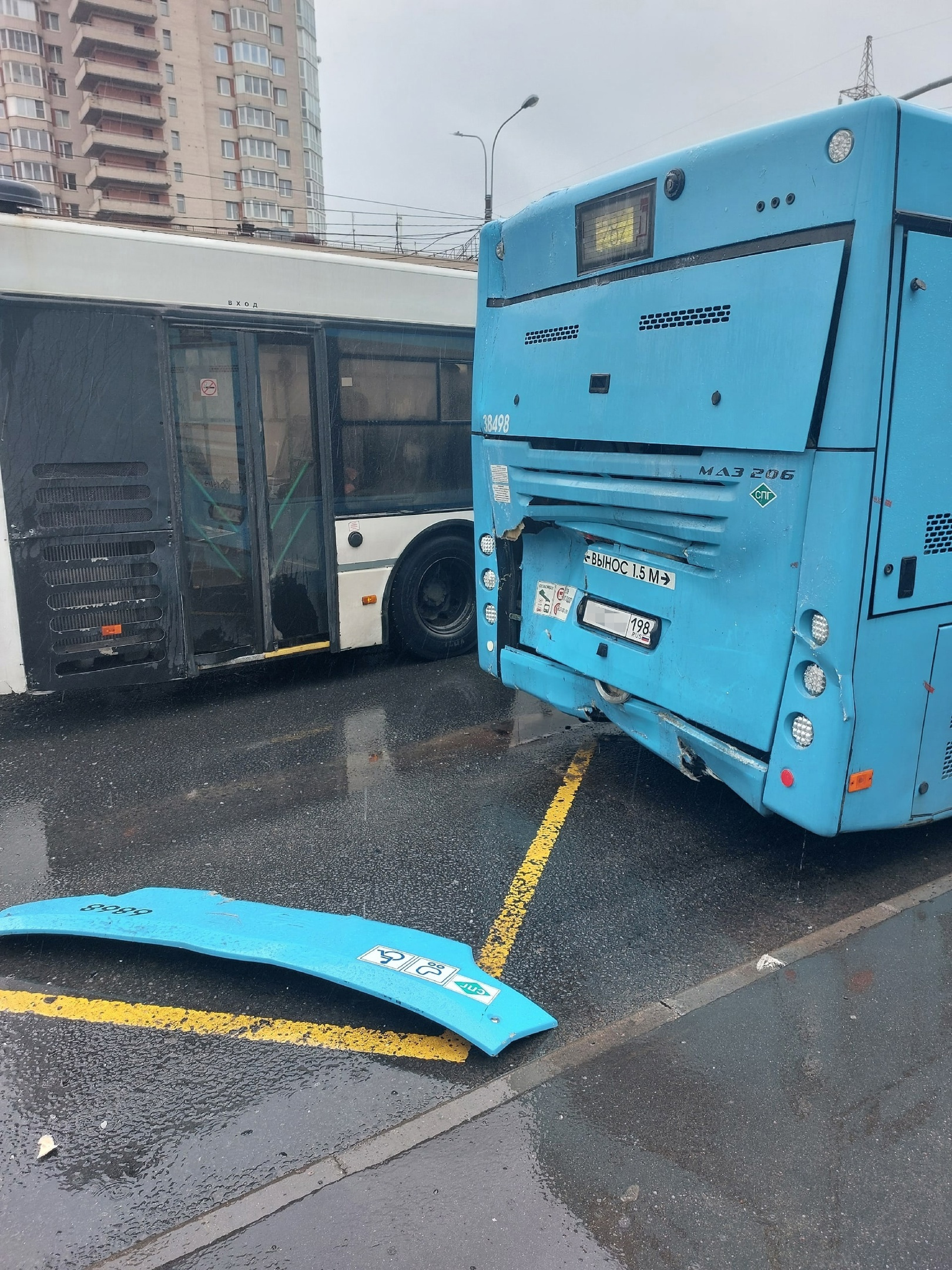 Фото ДТП с тремя автобусами и автомобилем на улице Ярослава Гашека в  Петербурге - 28 июля 2023 - ФОНТАНКА.ру