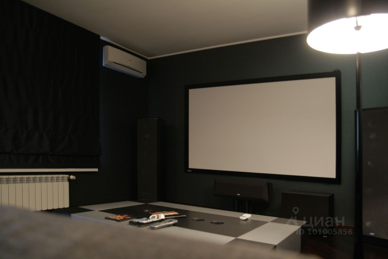 В коттедже есть собственный кинозал с шумоизоляцией, проектором и специальной акустической системой