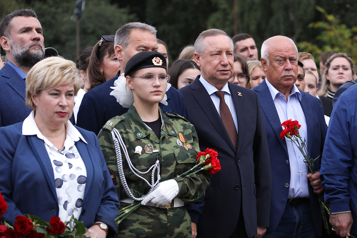 В Малоохтинском парке почтили память жертв трагедии в Беслане - 3 сентября  2023 - ФОНТАНКА.ру