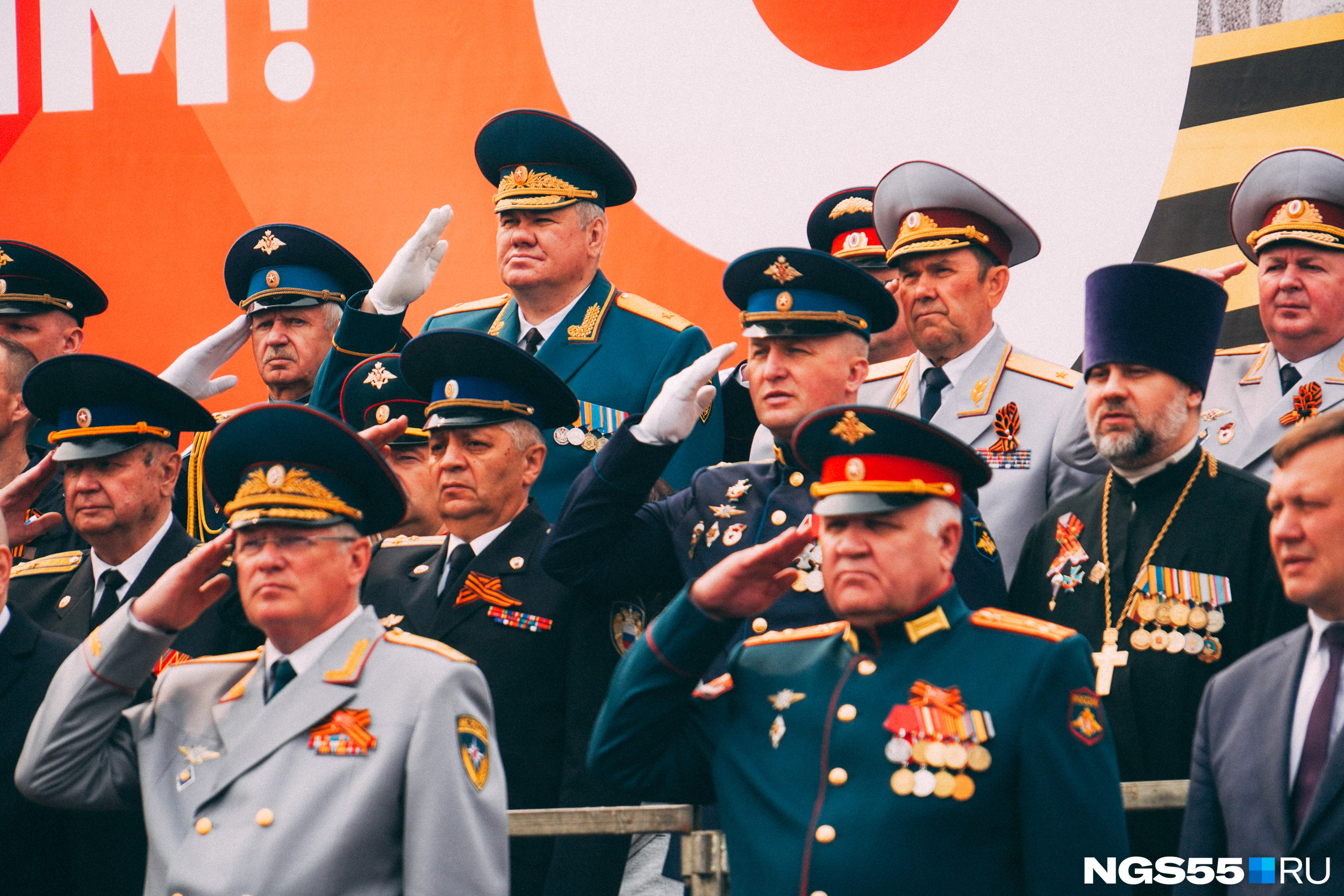 Большое количество людей собралось на VIP-трибуне. Неподалеку находился врио губернатора Виталий Хоценко и мэр Сергей Шелест Большое количество людей собралось на VIP-трибуне. Неподалеку находился врио губернатора Виталий Хоценко и мэр Сергей Шелест