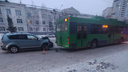 Пострадал мальчик: автомобиль врезался в троллейбус в Новосибирске