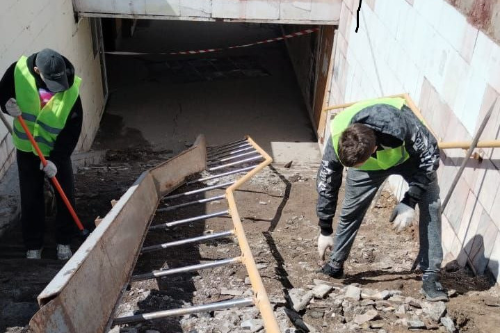 В Омске у кинотеатра «Маяковский» начали ремонт подземного перехода