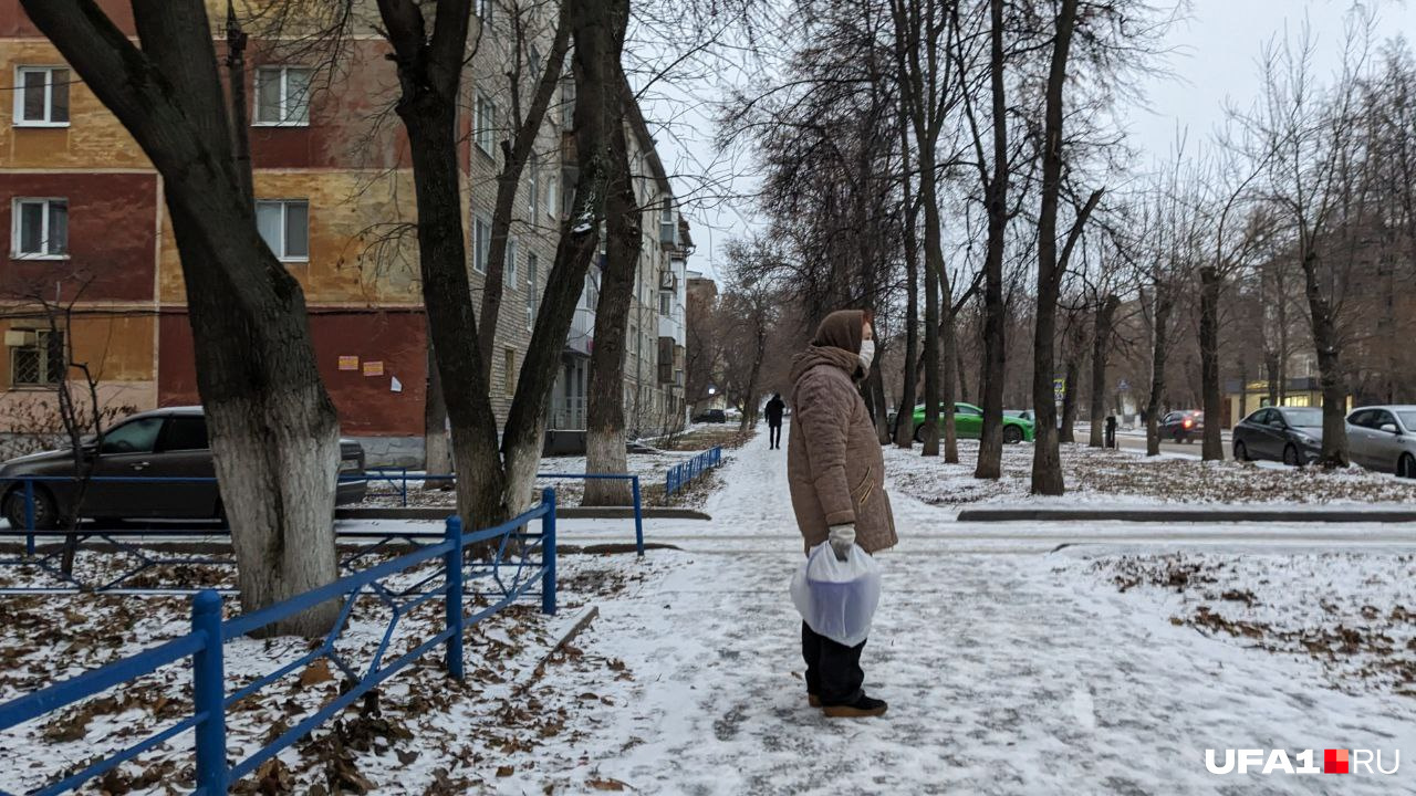 Пешеходы гуляют по зимнему городу