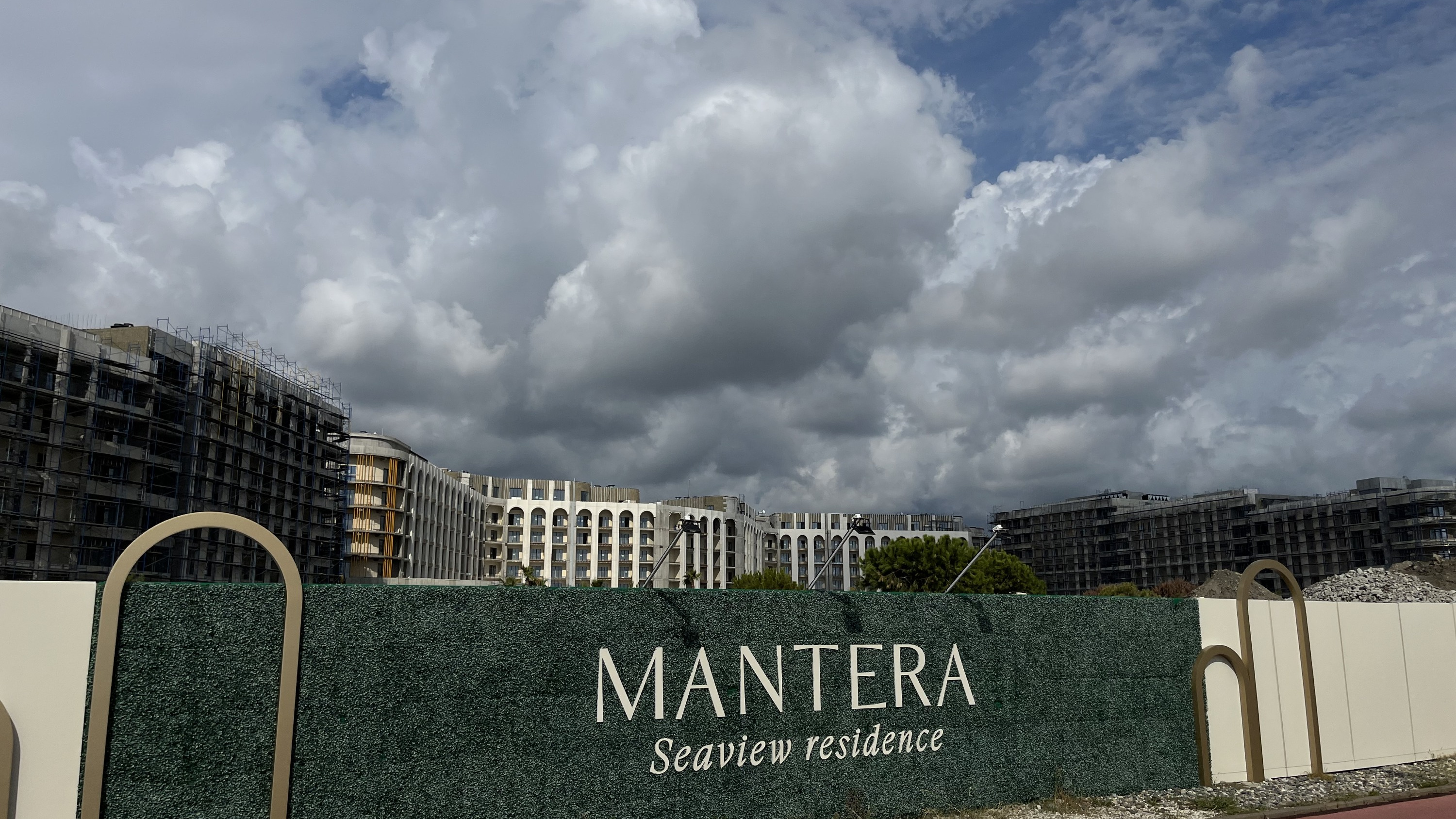 Вторая жизнь «Мантеры». Застройщик получил новое разрешение на строительство резиденции и отеля на первой линии в Сириусе