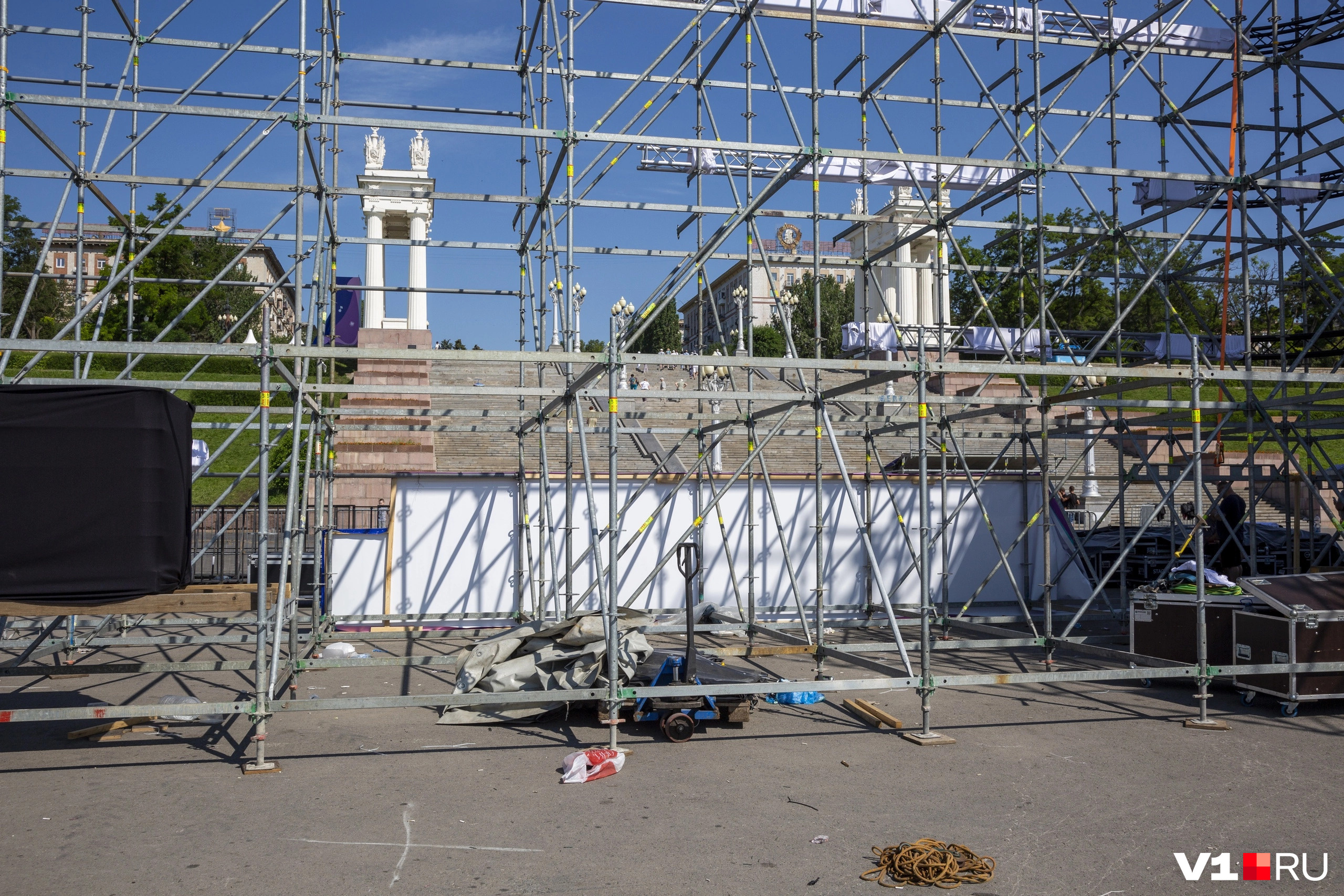 Сцену разбирают полностью Сцену разбирают полностью