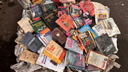 «В мусоре можно найти даже Библию»: жители Волгограда массово выбрасывают книги на свалку