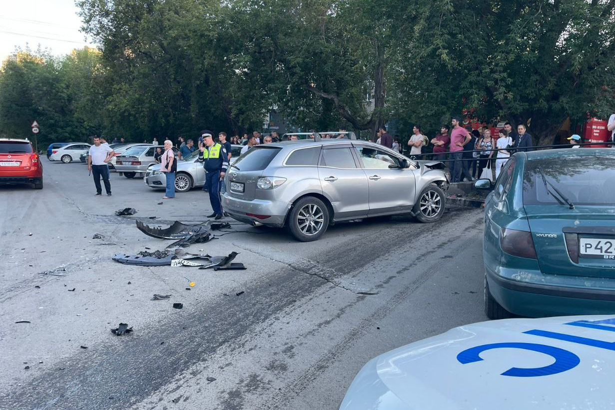 В Екатеринбурге иномарка сбила пешехода, выехала на встречку и столкнулась с авто. Пострадали трое детей