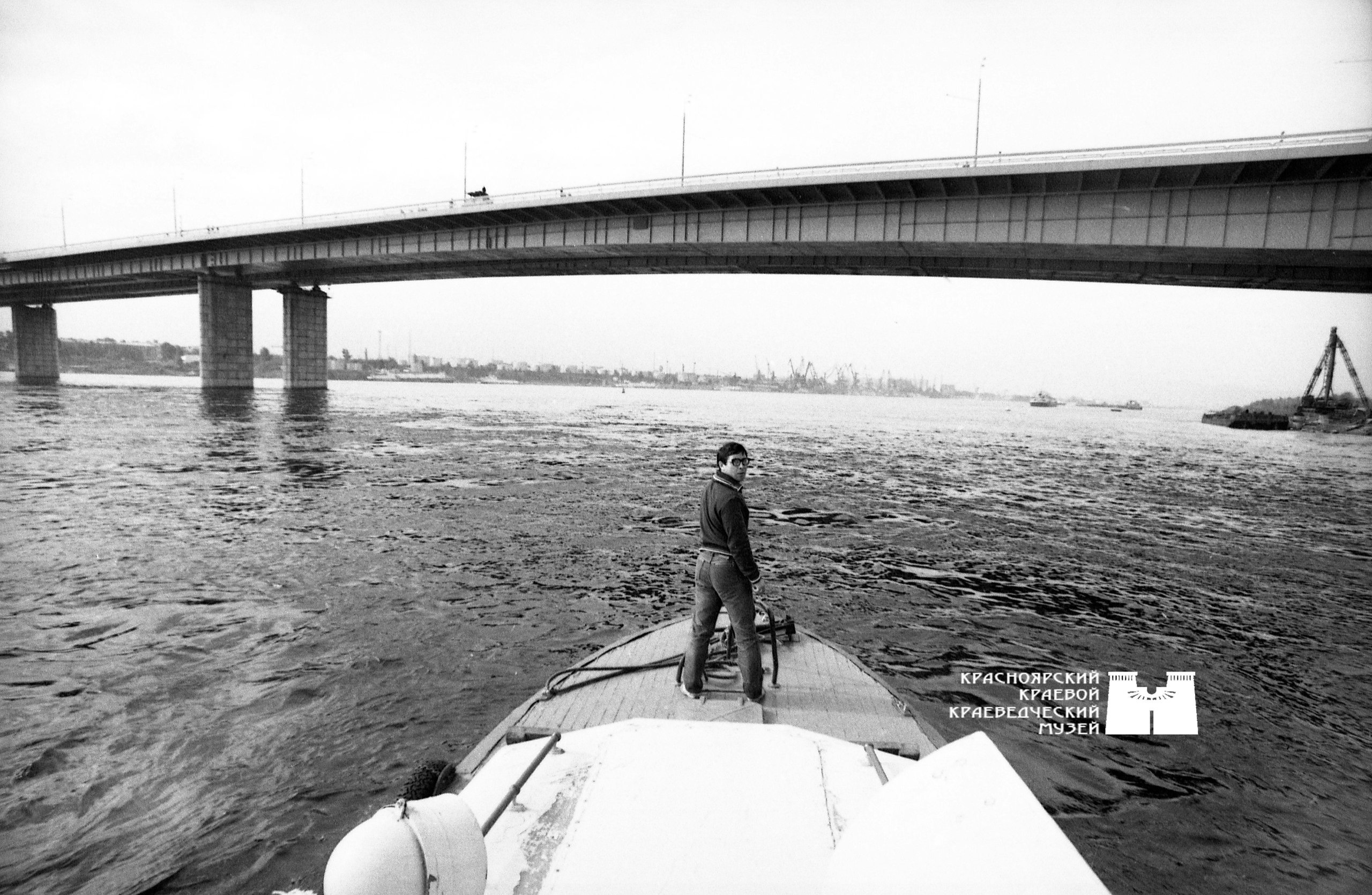 Октябрь 1986 года, вид на открытый пару месяцев назад Октябрьский мост