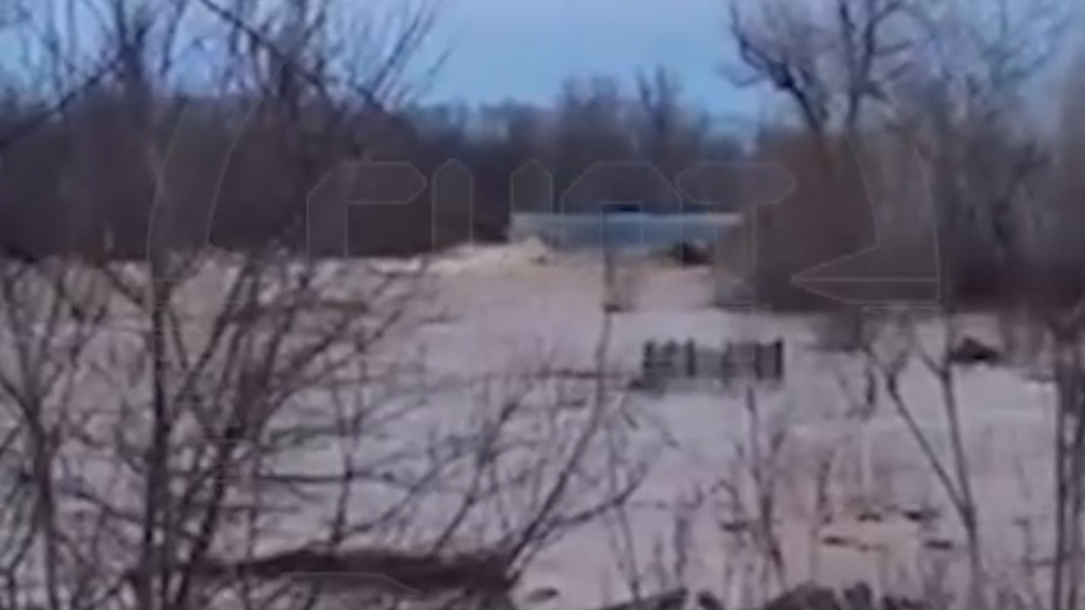 Второй район Орска под угрозой наводнения: видео с потоком воды, надвигающимся на город