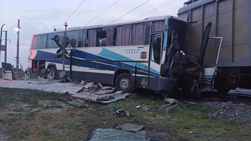 Автобус выехал на железнодорожный переезд в Алтайском крае и врезался в поезд — водитель погиб