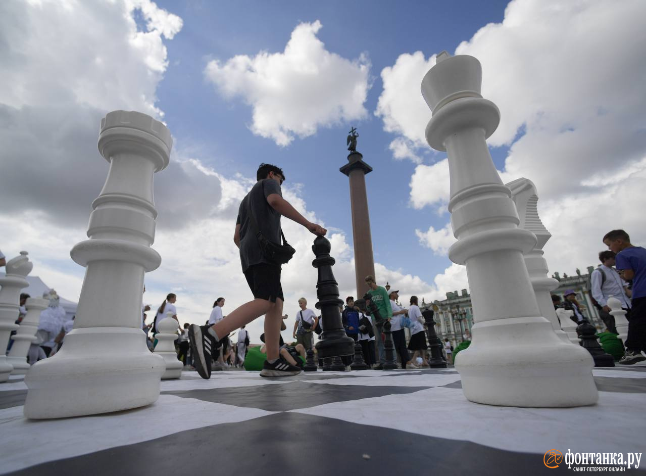 Шах, мат и ничья на Дворцовой. В Петербурге отметили международный день шахмат
