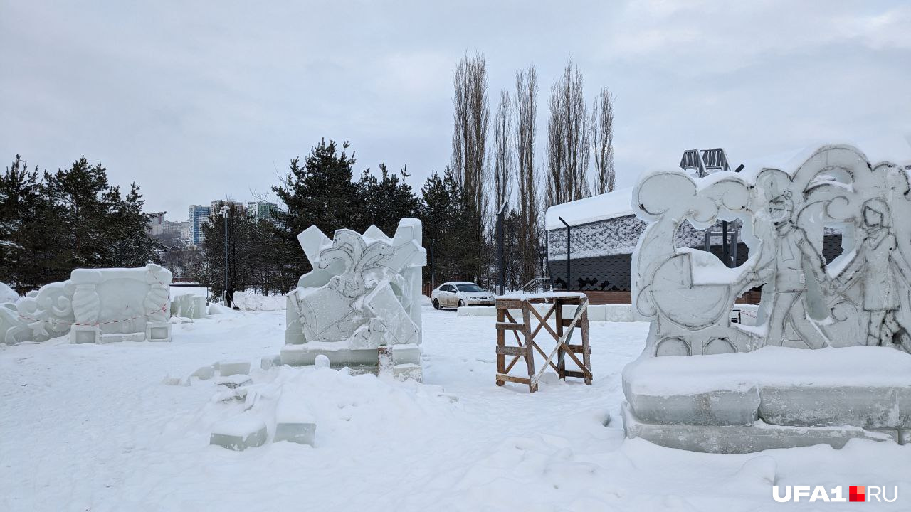 На первом — заяц, на втором — семья с коляской