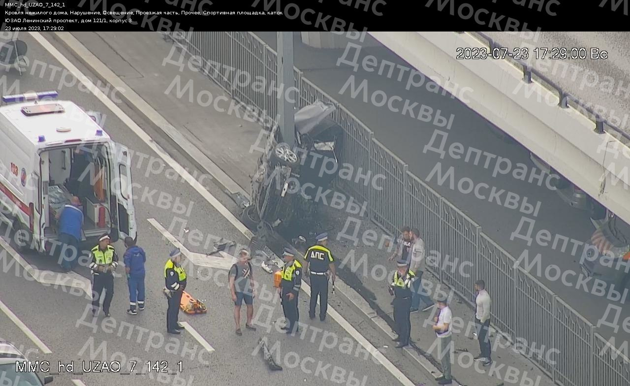 Невероятное ДТП. В Москве автомобиль закрутило кольцом вокруг столба
