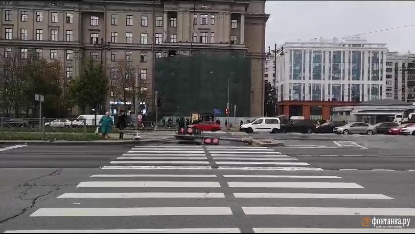 Отсчёт пошёл. Шторм в Петербурге валит деревья и светофоры