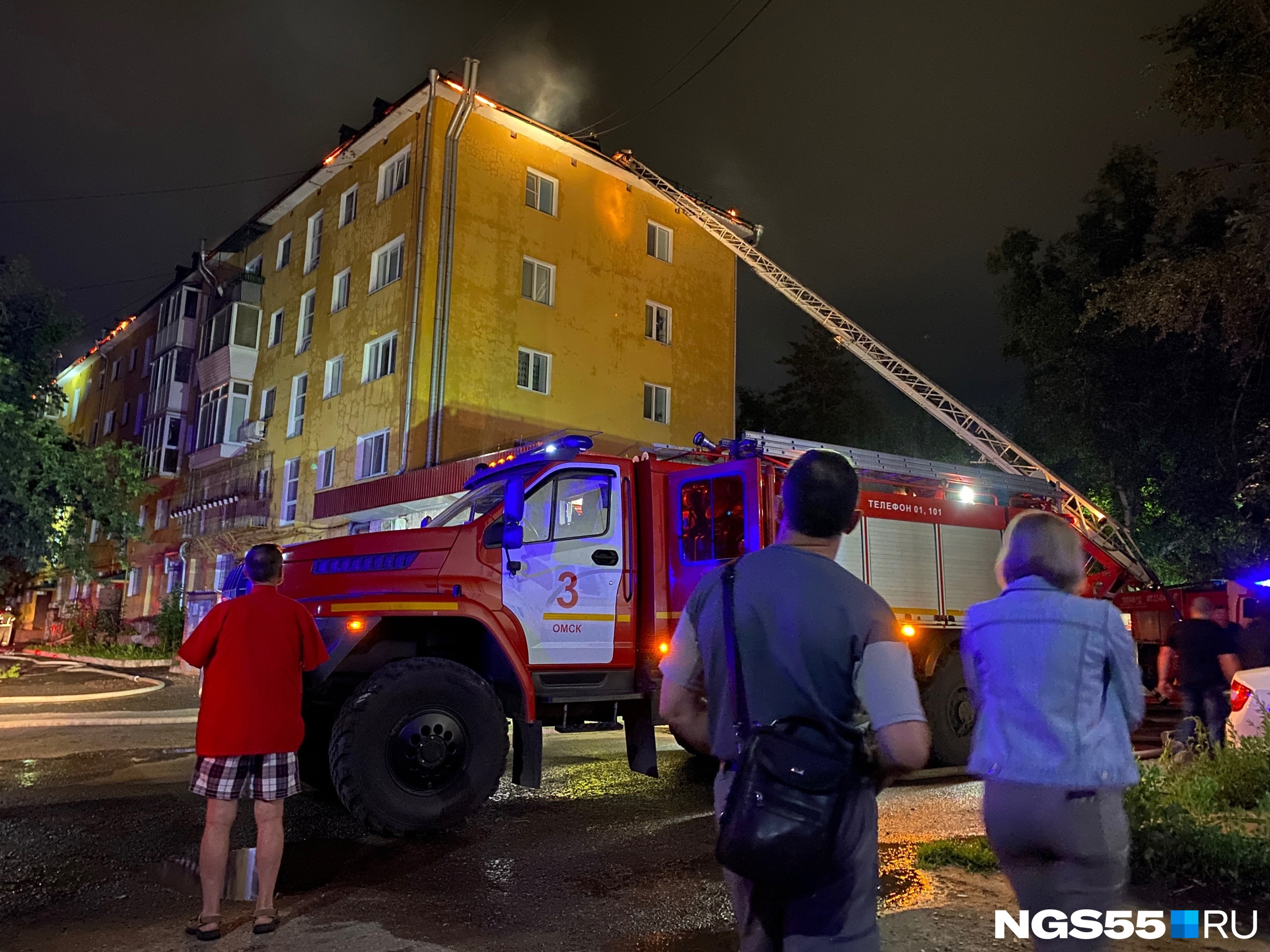За пожаром и работой спасателей наблюдали жители дома, а также очевидцы, проходившие мимо