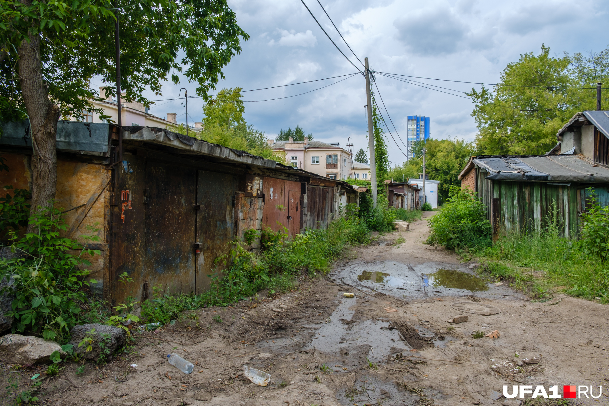 А в районе гаражей всё уже не так радужно