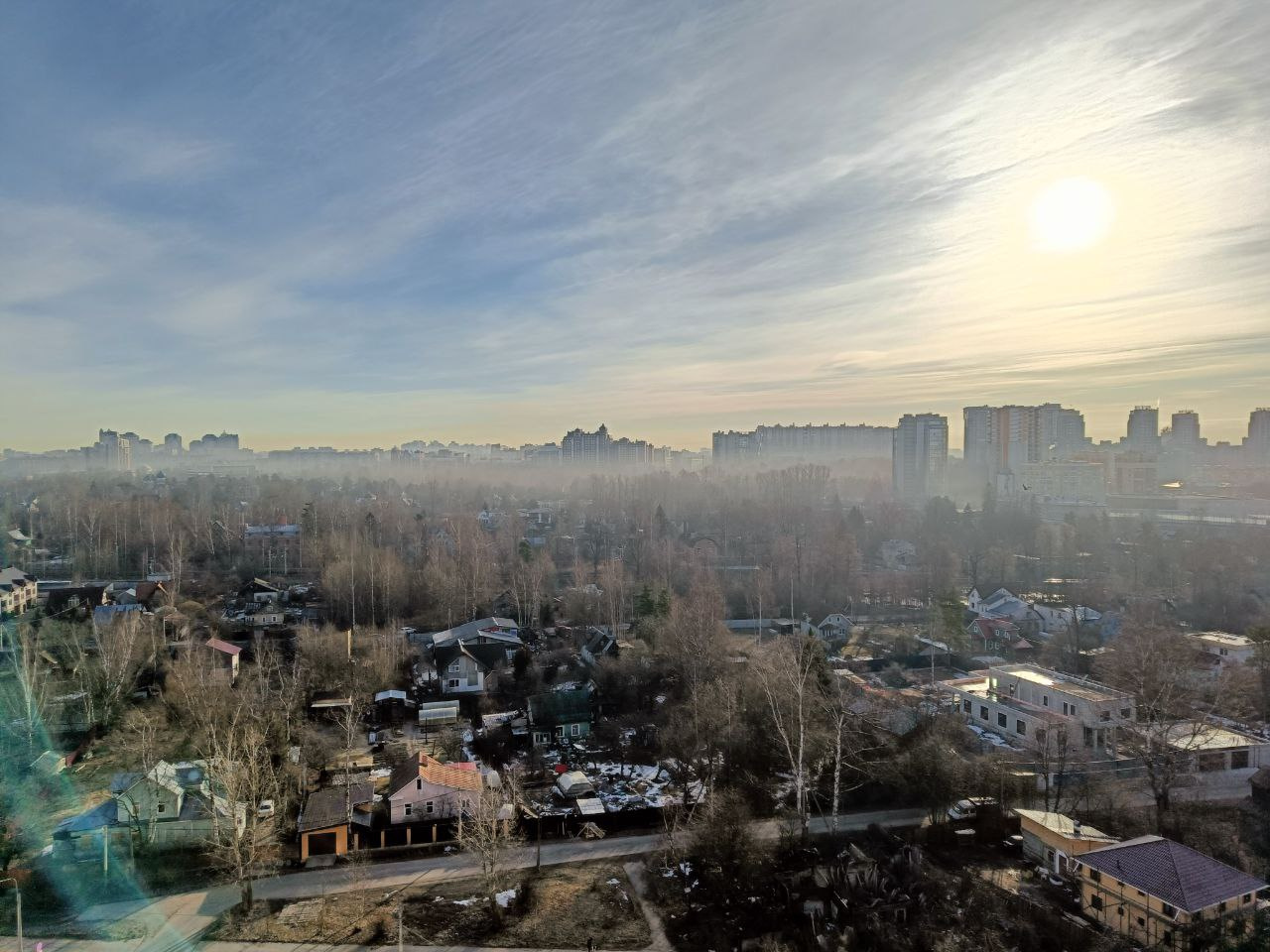 Жители севера Петербурга видят в воздухе пыль, а синоптики — нет
