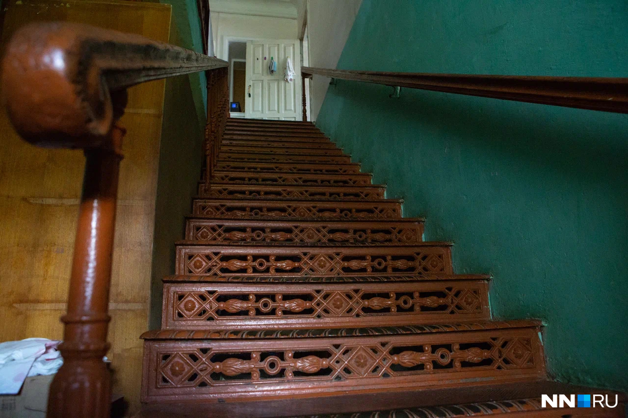 Лестница в жилой части выполнена из настоящего чугуна