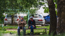 Обнимаются и болтают о жизни: как ярославцы встречают лето. Фоторепортаж с городских улиц