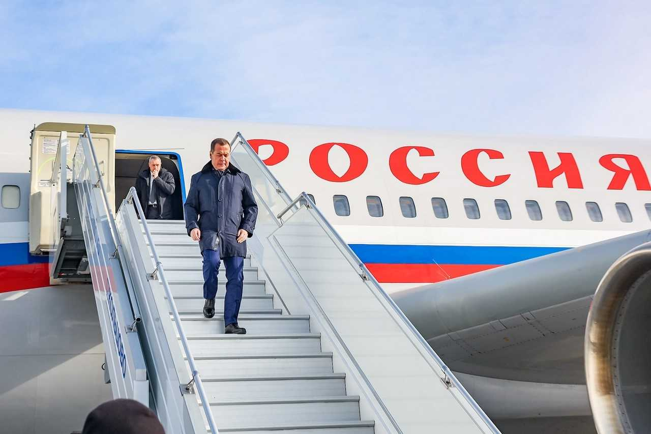 Медведев улетел из Екатеринбурга вечером в тот же день Медведев улетел из Екатеринбурга вечером в тот же день